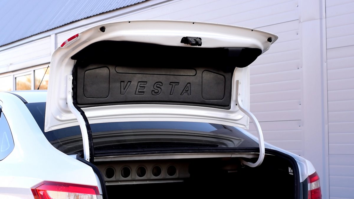 Накладка на крышку багажника с надписью Vesta
